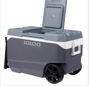 lot 18900 image: Igloo 90-quart Maxcold Latitude Flip and Tow Wheeled Cooler