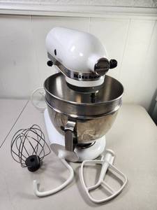 lot 66 image: KitchenAid Classic Stand Mixer 250W White