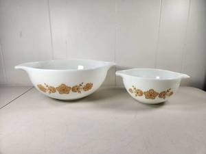 lot 67 image: Pyrex Cinderella Gold 2-Piece Mixing Bowl Set