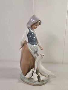 lot 73 image: Lladro Girl Feeding Ducks #1227