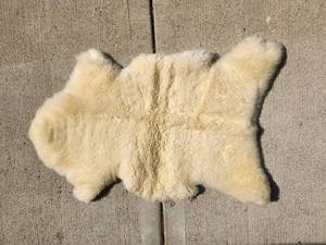 lot 81 image: Sheepskin Hide Rug with Wool Fleece