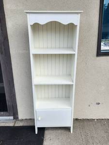 lot 84 image: Wooden White Cottage Style Shelving Unit With Cabinet