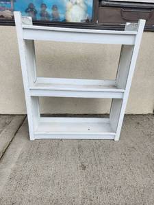 lot 89 image: White 3-Shelf Wall Storage Unit 28 inches Height Plastic