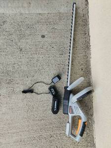 lot 91 image: Worksite 20V Cordless Hedge Trimmer with Battery and Charger Works