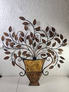lot 164 image: Metal Leaf Wall Art Decor Planter Vase Sculpture