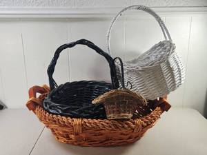 lot 183 image: Woven Baskets with Handles Set of 4
