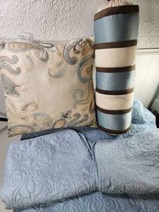 lot 186 image: Bedding Set Decorative Pillow, Quilted Blanket And Pillow Covers