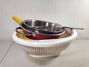 lot 216 image: Kitchen Colander and Strainer Set