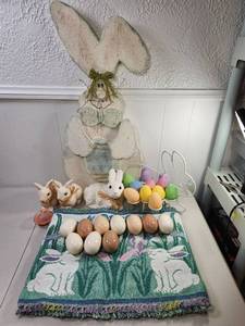 lot 294 image: Easter Decorative Lot Bunny Figures Eggs Rug Wall Decor