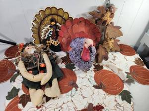 lot 296 image: Thanksgiving Holiday Decor Set Turkey Scarecrow Figurines Leaf Placemats