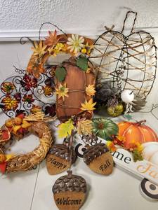 lot 307 image: Holiday &amp Seasonal Decor Fall Autumn Decorations Lot
