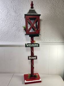 lot 315 image: Decorative Christmas Birdhouse On Stand