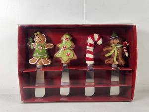 lot 323 image: St. Nicholas Square Set of 4 Spreaders