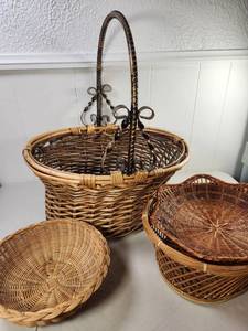 lot 331 image: Woven Basket Lot of 4 with Metal Handle Decorative Storage