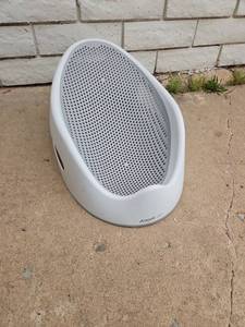 lot 19 image: Angelcare Baby Bath Tub with Perforated Support Mat