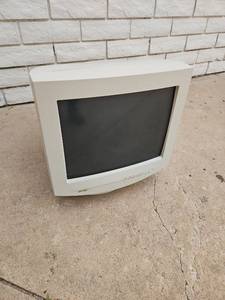 lot 22 image: Utobia EU400 CRT Monitor 100-250V