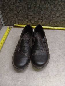 lot 432 image: Clarks Ultimate Comfort Black Leather Slip-On Shoes Size 8