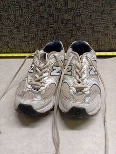 lot 459 image: New Balance 990v3 Running Shoes Gray Navy Size 6