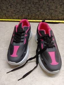 lot 463 image: Ezra Sneaker Black Bright Pink Size 06M Childrens Shoes