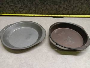 lot 464 image: EKCO Bakers USA Secret 9 inch M95 M310 Round Cake Pans Set of 2