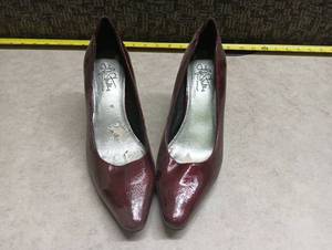 lot 480 image: Life Stride Soft System Womens Burgundy Pumps Pair Size 8.5