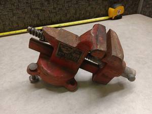 lot 484 image: Milwaukee Tool & Equipment Company Bench Vise