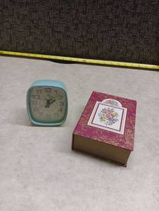 lot 489 image: Floral Birthday Clock Gift Set with Box and Greeting Card