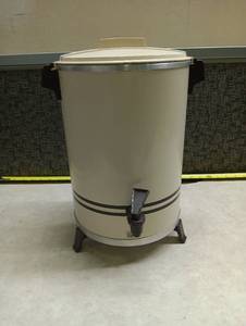 lot 494 image: Insulated Beverage Dispenser with Spigot 5 Gallon