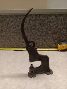 lot 497 image: Cast Iron Bench Vise Clamp with Curved Handle