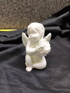 lot 507 image: White Cherub Angel Figurine Holding Flowers Wings 4 inches