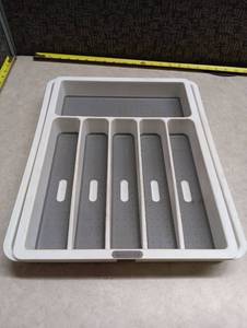 lot 528 image: Madesmart 2-Pack Expandable Drawer Organizer with Dividers