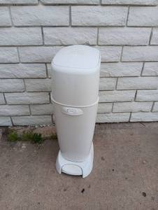 lot 540 image: Playtex Diaper Genie Complete Diaper Pail