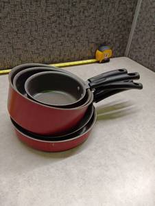 lot 547 image: Cookware Set 5-Piece Red Exterior Nonstick Frying Pans Saucepans