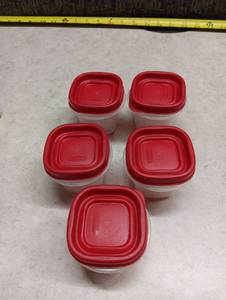 lot 552 image: Rubbermaid Food Storage Containers Red Lids 5-Pack