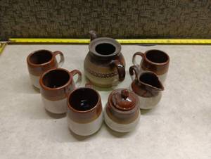 lot 569 image: Ceramic Tea Service Set 7-Piece Teapot Cups Saucers