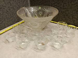 lot 570 image: Clear Glass Punch Bowl Set with 12 Cups, Starburst Pattern