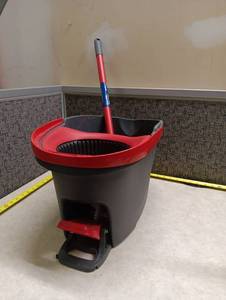 lot 575 image: O-Cedar Mop Bucket with Wringer and Extendable Handle
