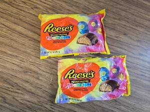 lot 8692 image: 2 Pack Reeses Tie Dye Peanut Butter Eggs, 9.1oz
