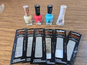 lot 8719 image: 4 Pack Nail Polish with 6 Nail Accents