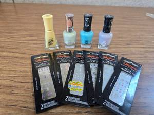 lot 8720 image: 4 Pack Nail Polish with 6 Nail Accents