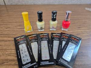 lot 8721 image: 4 Pack Nail Polish with 6 Nail Accents