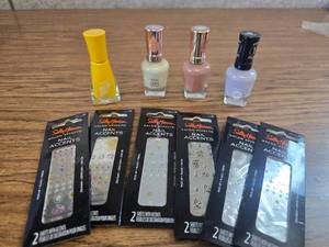 lot 8723 image: 4 Pack Nail Polish with 6 Nail Accents