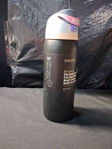 lot 2118 image: owala 32 oz Insulated Water Bottle with Leak-Proof Spout - Retail $40