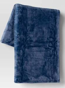 lot 2260 image: 50x70 Oversized Primalush Throw Blanket Blue - Threshold - Retail $15