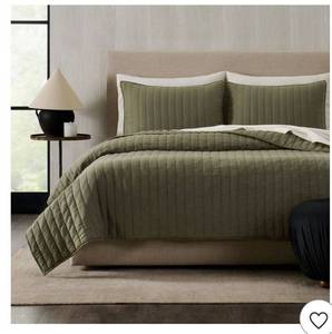 lot 2561 image: Jerimiah Brent FullQueen Quilted Comforter Green - Retail $36