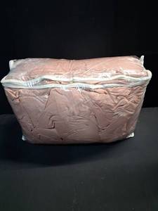 lot 2610 image: Rose Pink Comforter Set Full Queen  - Retail $0