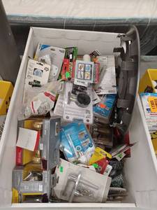 lot 17306 image: Large Miscellaneous Lot Of Items