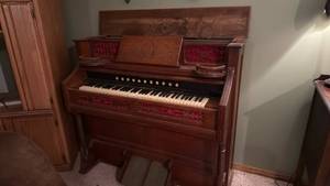 lot 902 image: Antique Estey Organ Co pump organ 56x42x21 (no keys)located in basement