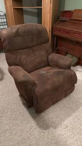 lot 904 image: LaZBoy brown ultra-suede recliner 40x36x36 seat 18 inches good condition located in basement