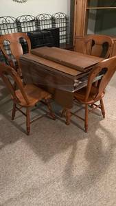 lot 905 image: Vintage drop leaf table and 4 chairs 30x42x27 sides down, 2 leaves 42x11.5 located in basement